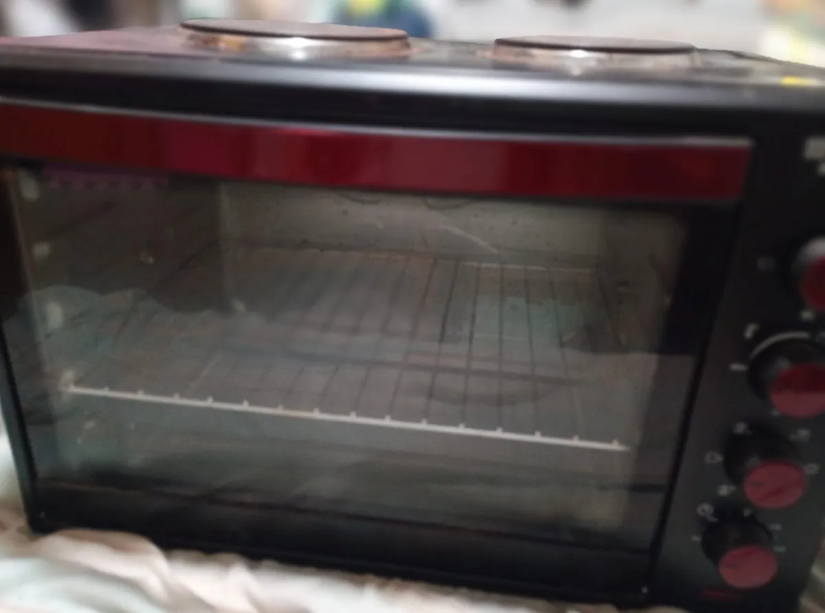Horno eléctrico con 2 anafes Marca Liliana