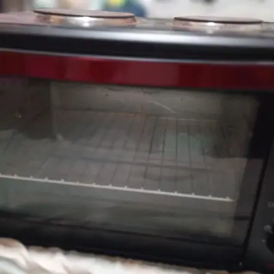 Horno eléctrico con 2 anafes Marca Liliana