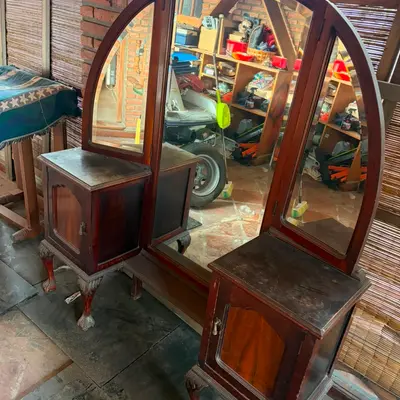Tocador antiguo de madera con espejo tríptico – excelente estructura
